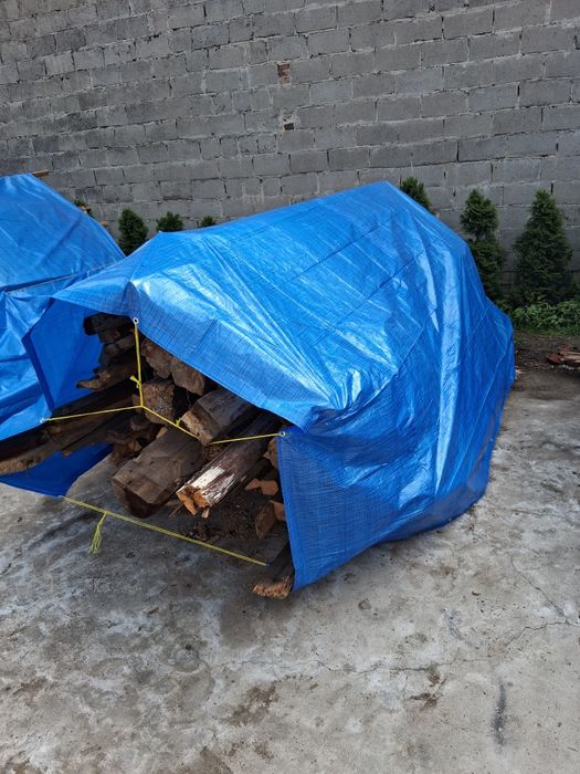 Grube drewno na opał z konstrukcji stodoły