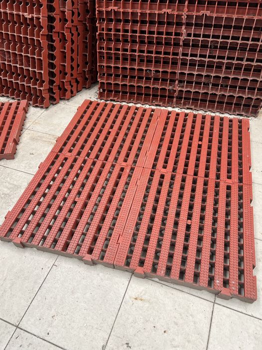 Vendo Grelhas/Piso Industrial de 500x500x50mm em bom estado (tenho 100m2)