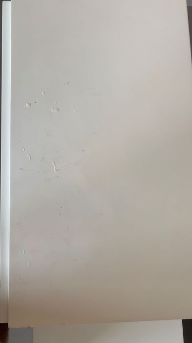 Escrivaninha Branca com algumas marcas de uso por conta dos miúdos