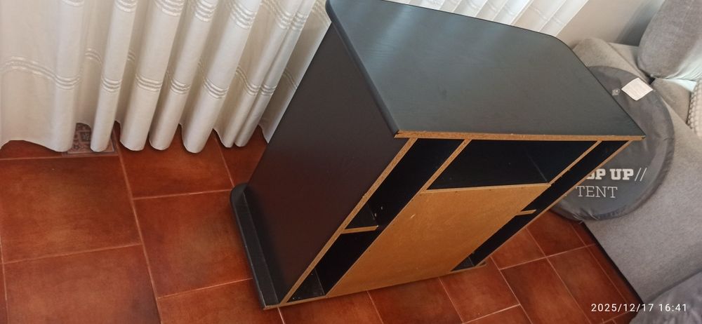 Móvel de tv com portas de vidro