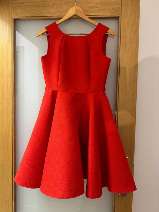 Sukienka czerwona w róże