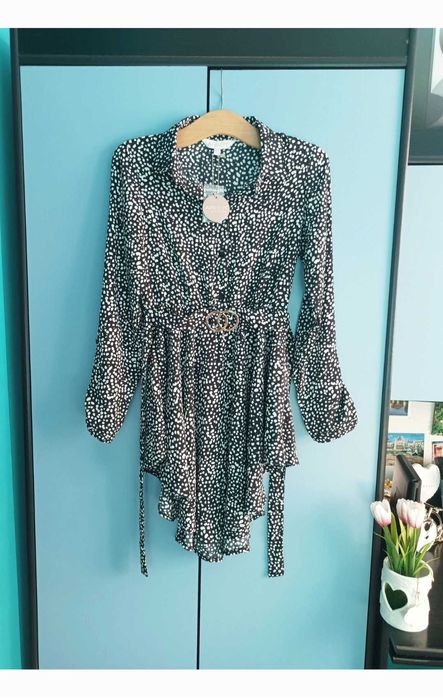 Apricot asymetryczna sukienka z ozdobnym paskiem