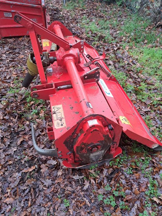 Varias alfaias agrícolas reboque