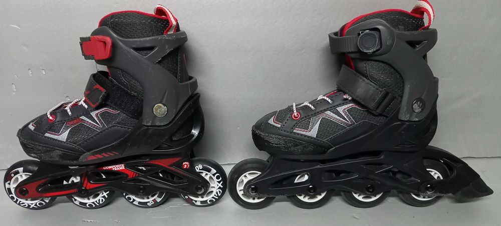 Patins em linha de criança. Inclui proteções.