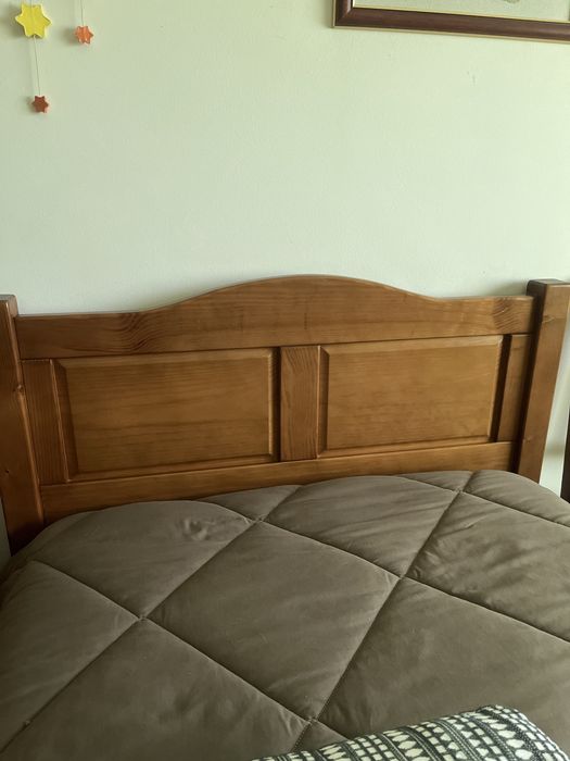 Cama de solteiro +colchão+estrado + mesica de cabeceira e cadeira
