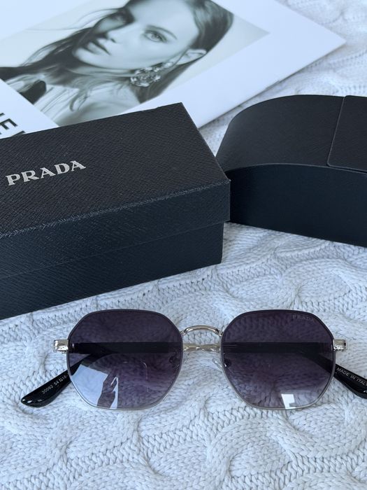 Сонцезахисні окуляри Prada