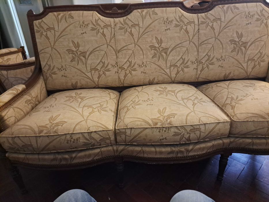 Sofá-canapé 3 lugares e 2 poltronas em bom estado