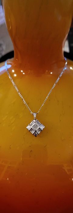 łańcuszek z zawieszką białe złoto z diamentami