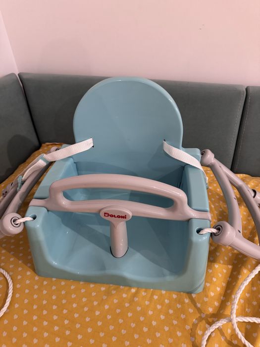 Дитяча качеля у двір.