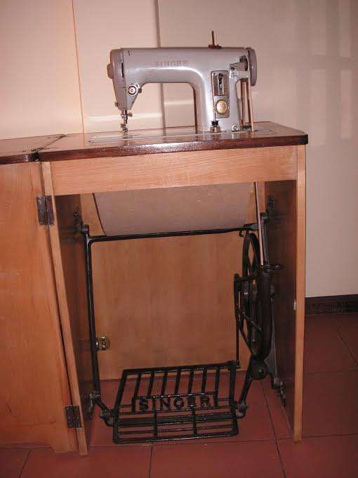 Máquina de Costura Singer com Móvel