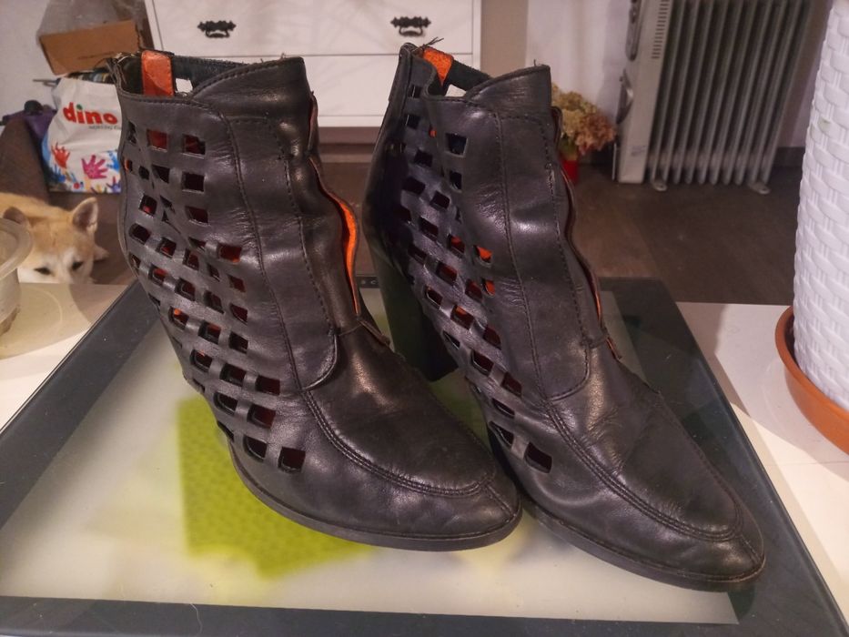 Czarne szkorzane botki 39