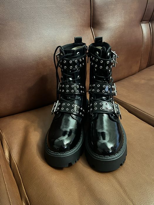 Botas pretas da Zara com fivelas e atitude!