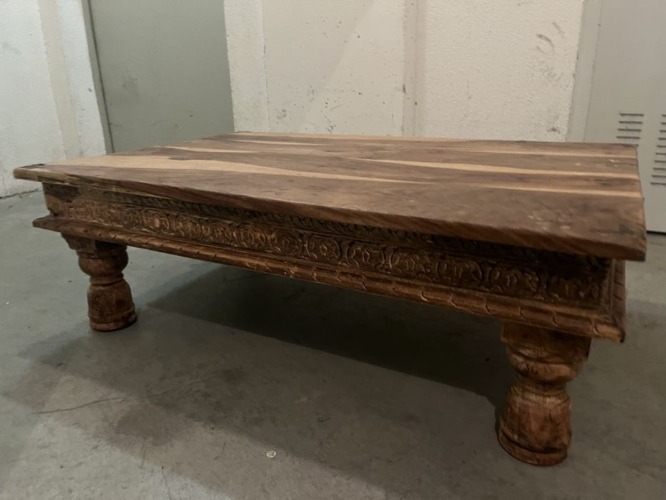 Mesa de madeira com entalhes