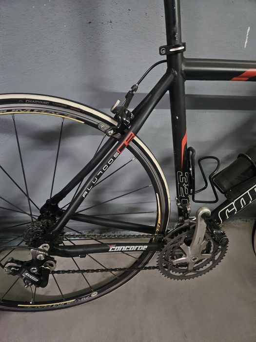 Bicicleta de estrada com rolo de treino