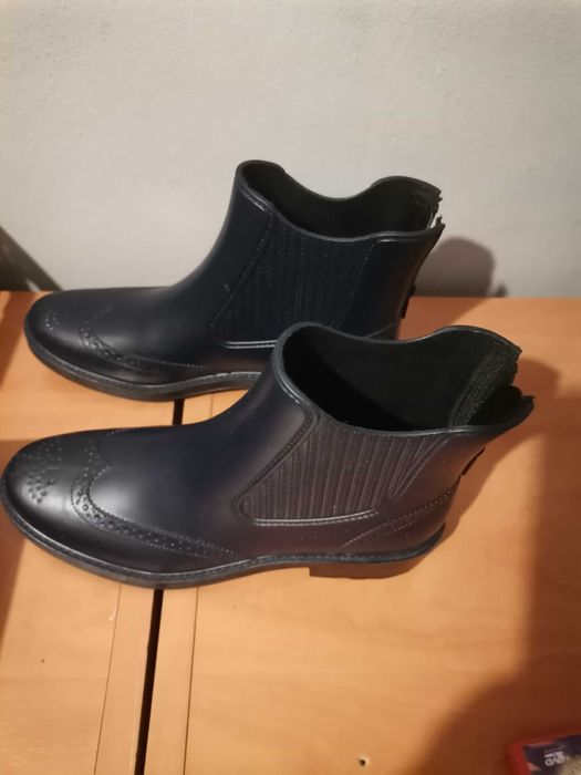 Mini botas e um par de sapato