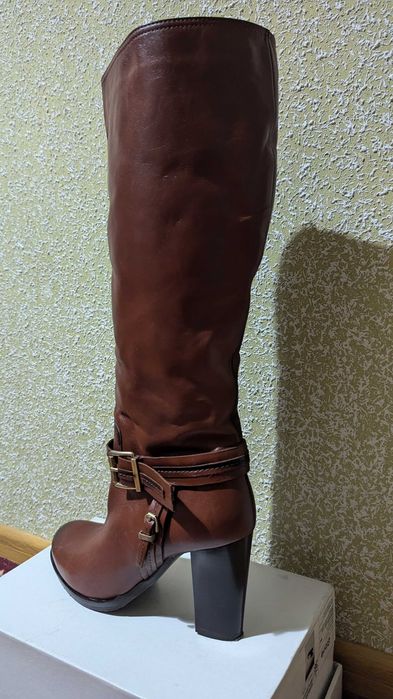 Чоботи на каблуку