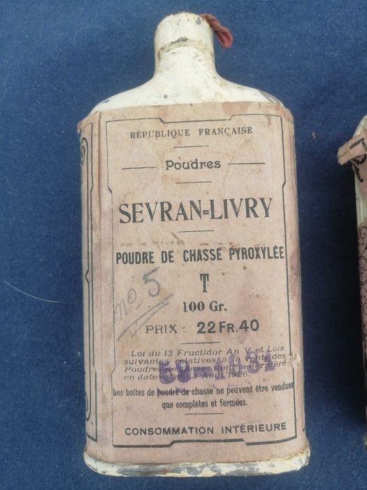 Latas de pólvora francesas antigas Sevran-Livry