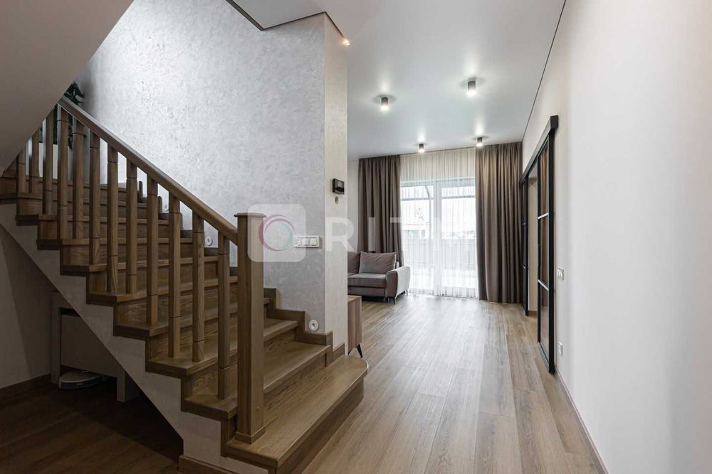 Продаж будинку з дизайнерським ремонтом 5хв від Сихова.