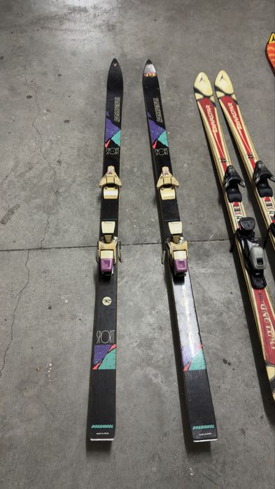 Pares de ski variados