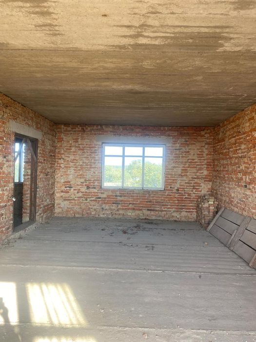 Великий будинок з садом та городом біля річки та парку