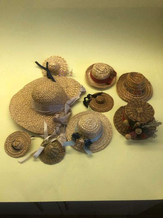 Chapéus para bonecas antigos palha