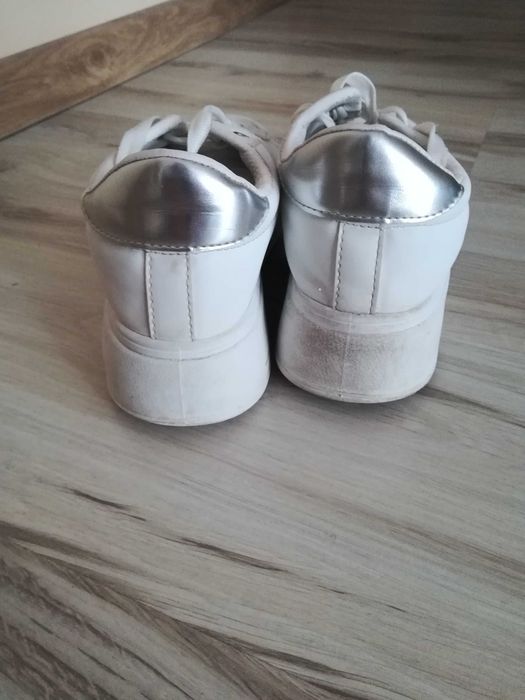 Buty na wyższym spodzie