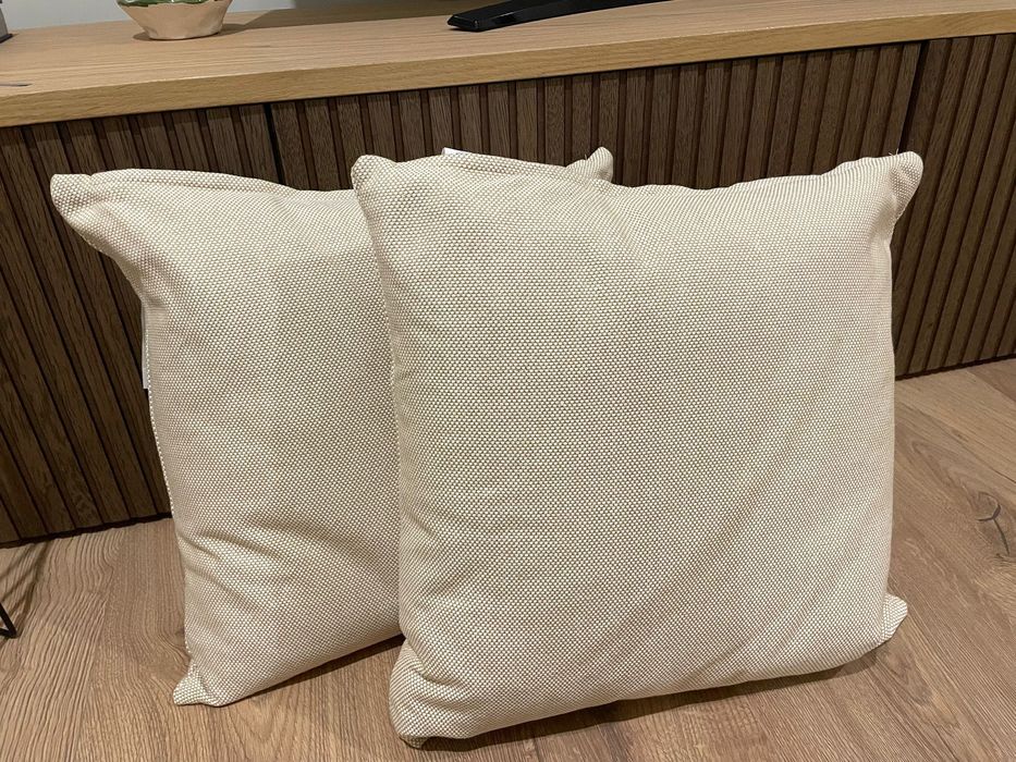 Duas almofadas SANDTRAV IKEA novas