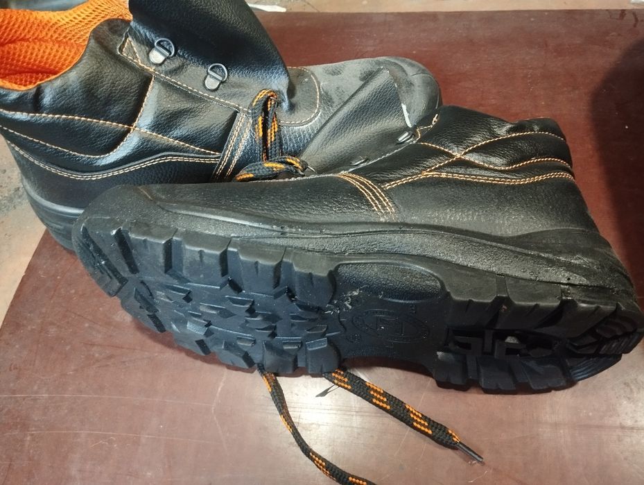 Продам робочие ботинки новые