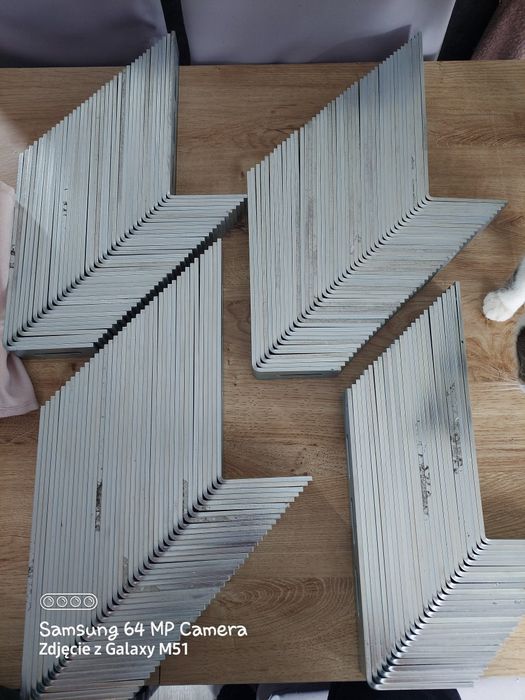 Sprzedam kątowniki 160 sztuk cena podana za sztukę