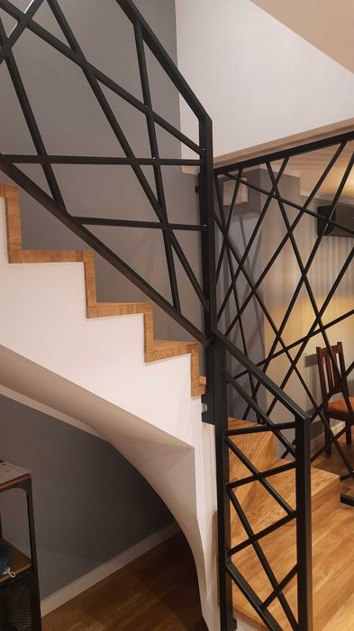 Balustrady wewnętrzne i zewnętrzne barierki poręcze balkony