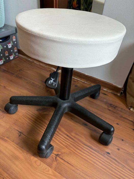 Fotel do pedicure z lampą lupą ze statywem oraz taboret na kółkach
