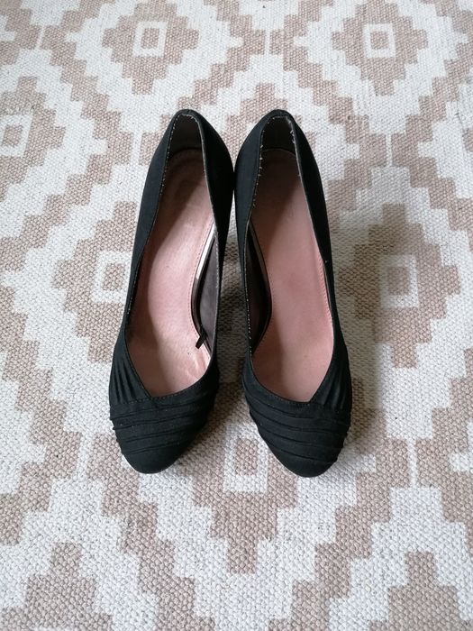 Par de sapatos de salto alto senhora