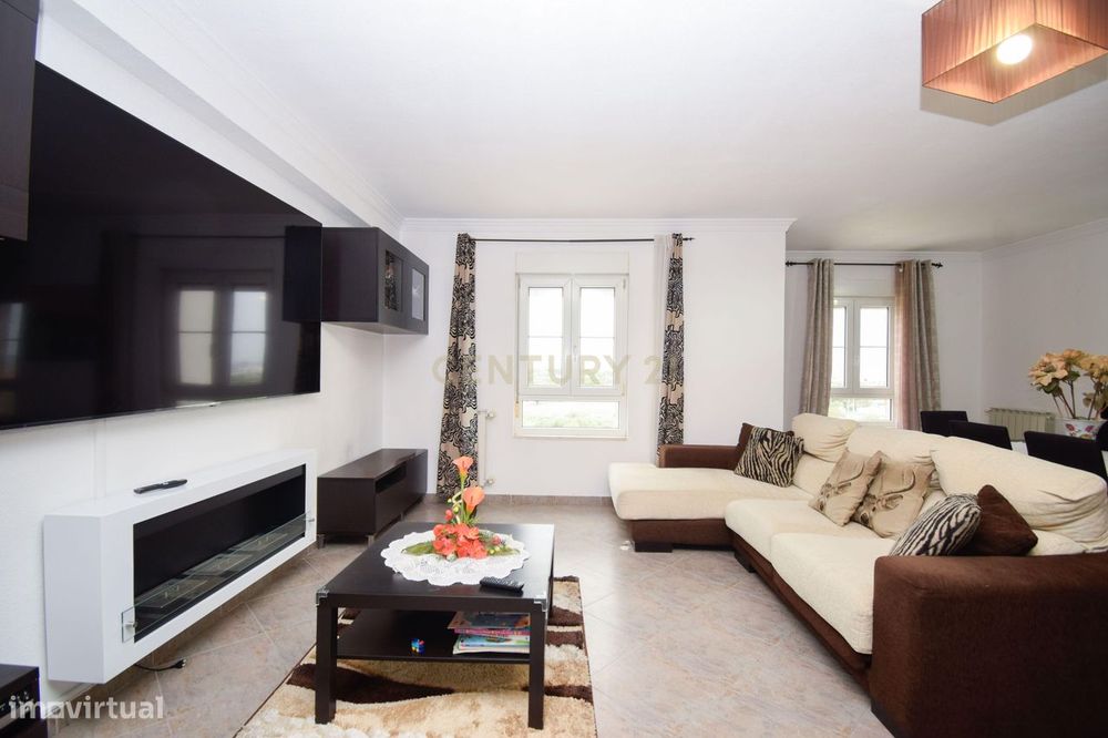 T3 Duplex 116m no Carregado em urbanização tranquila com acesso direto