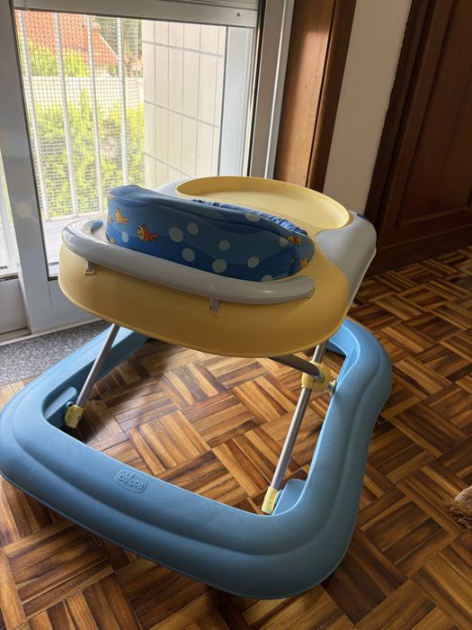 Andarilho Chicco + parque infantil