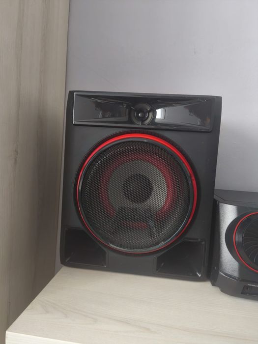 Wieża LG z 2 głośnikami