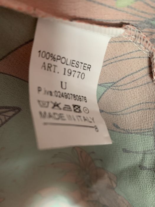 Vestido florido, comprido, com manga evasê