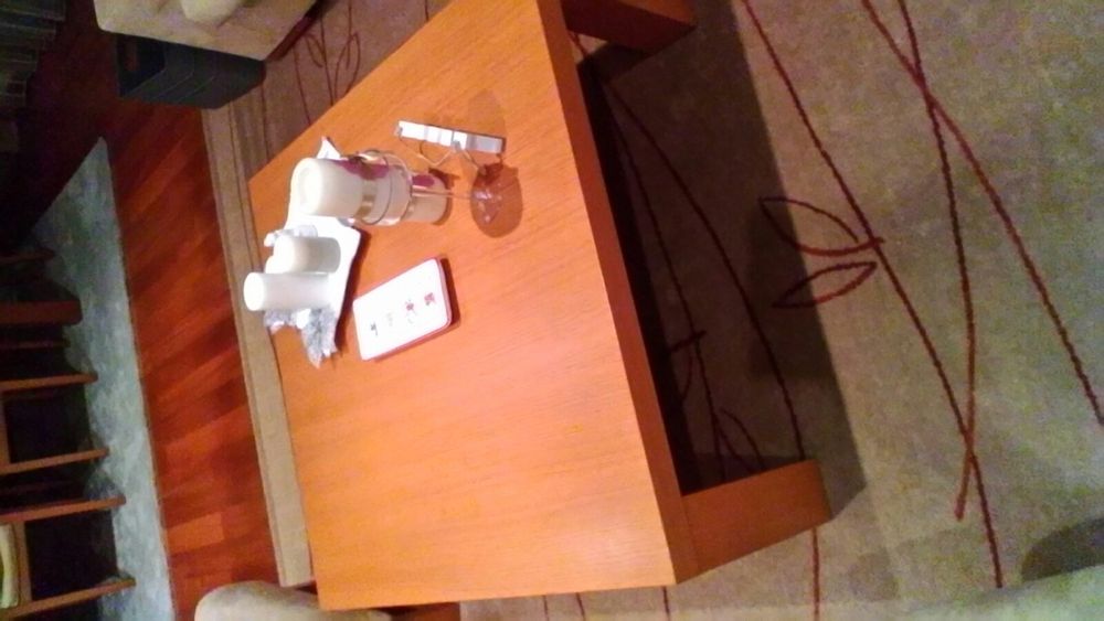 Mesa de centro de sala com 90x90 cm em cerejeira em boas condições.
