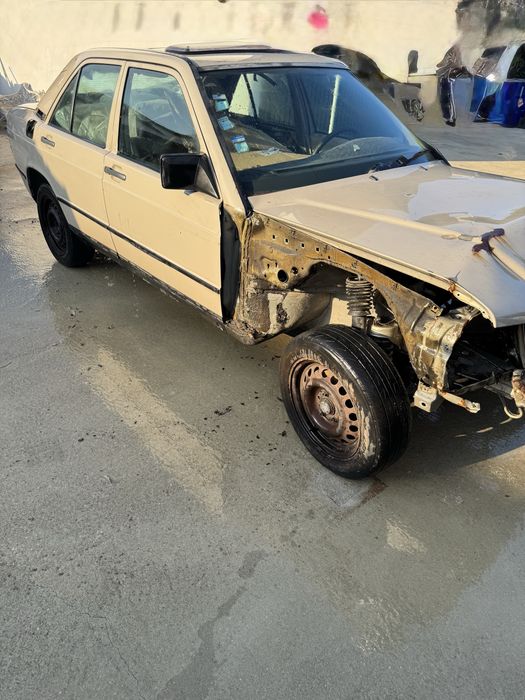 Mercedes 190 com documentos