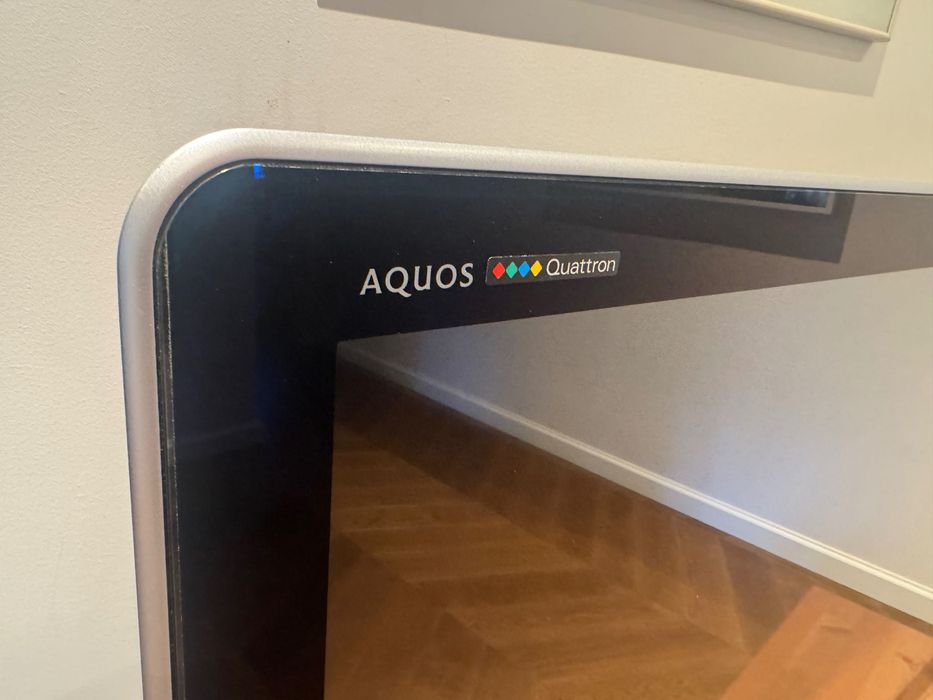 Sharp AQUOS LC-40LE824E Full HD LED Quattron Made in Japan + pilot + uchwyt na ściane