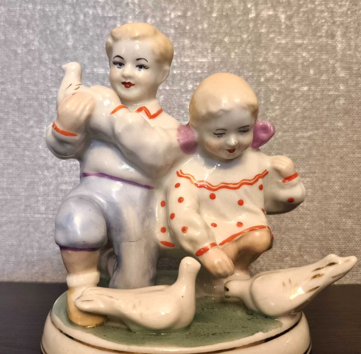 Статуетка порцелянова "Діти з голубами"