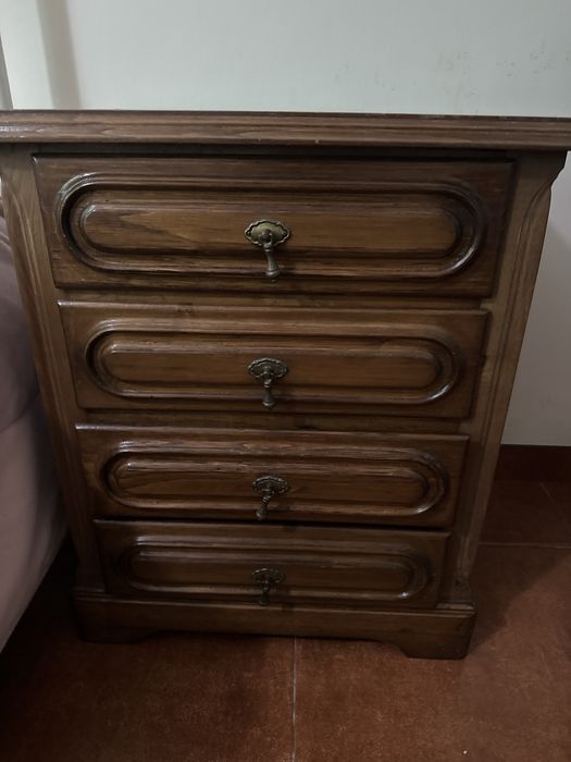 Mobiliário clássico em madeira maciça com mármore