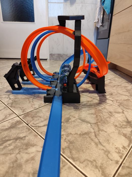 Tor Hot Wheels " Pętle grozy" + baterie+ samochody