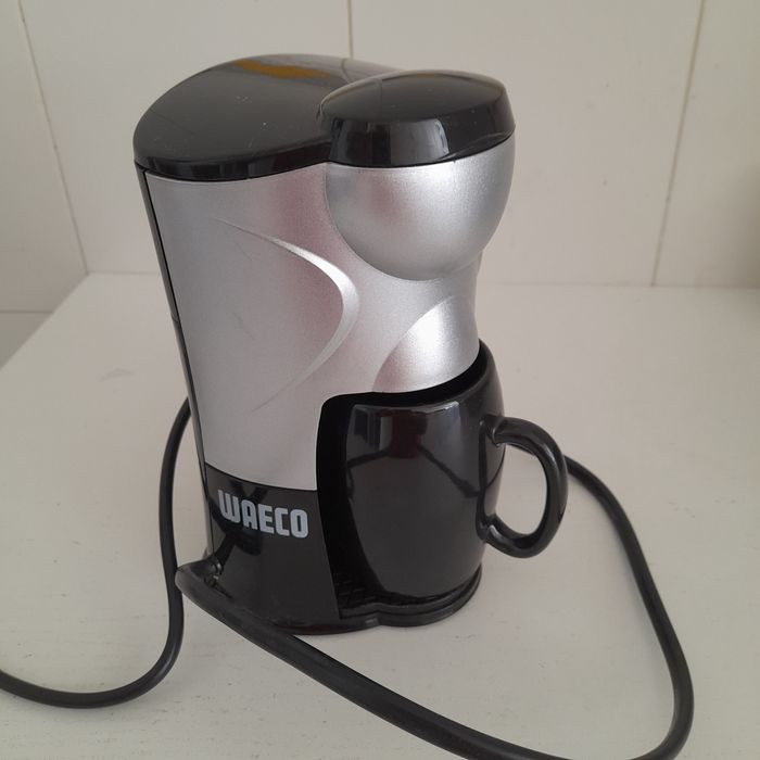 Cafeteira mini eléctrica 12 v.
