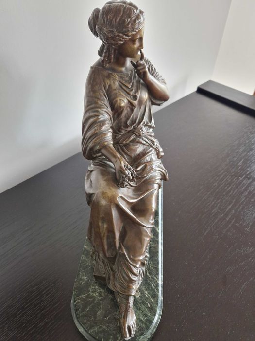 Escultura de bronze sobre base de mármore