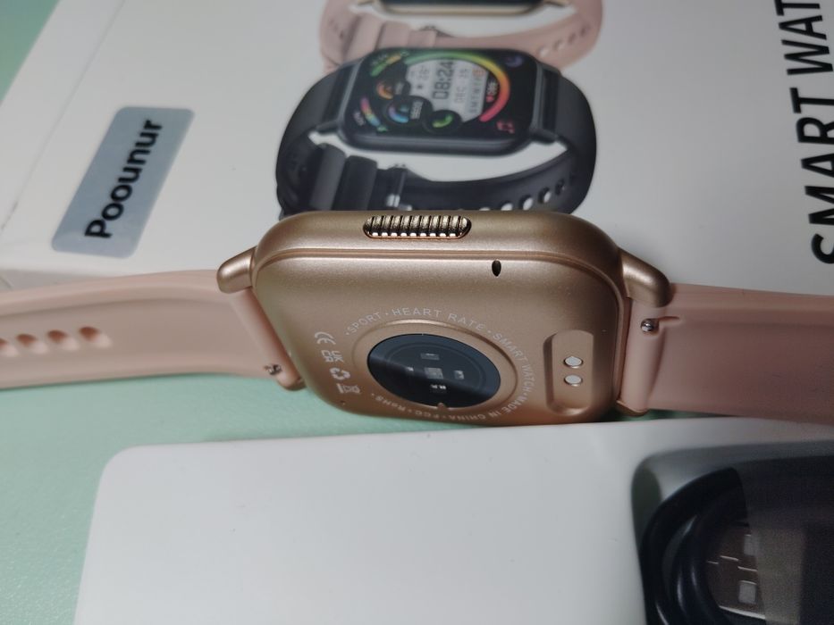 Złoty smartwatch różowy pasek