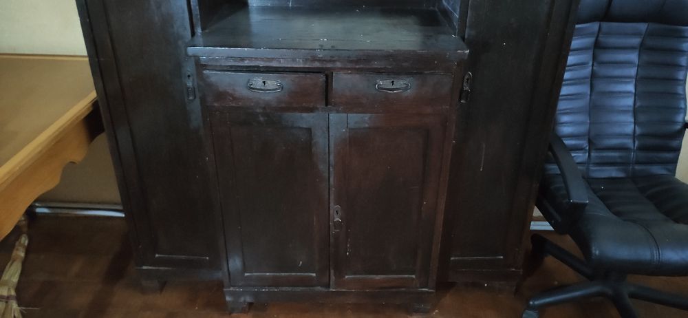 Старовинний сервант (буфет)