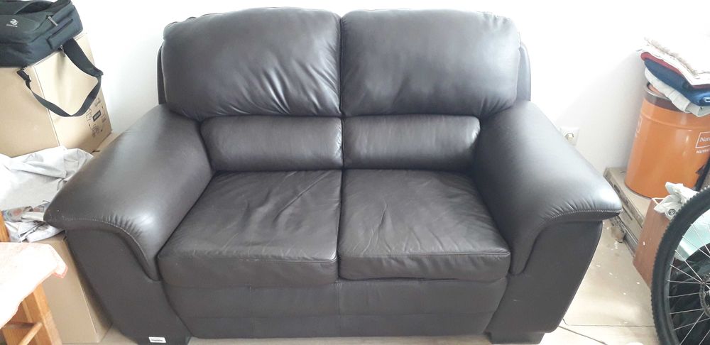 sofa em pele castanho escuro 2 lugares