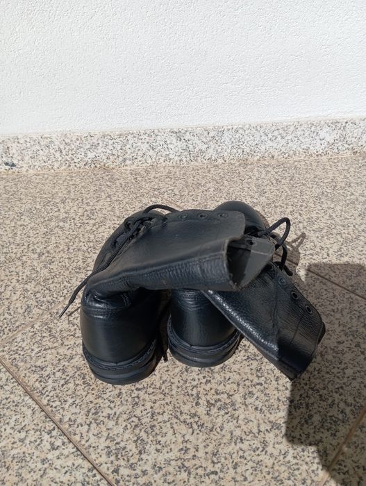 Botas Militares Pretas de Couro - Tamanho 37