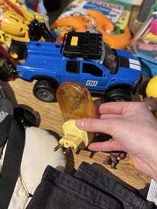 Іграшки, новий одяг, машинки.