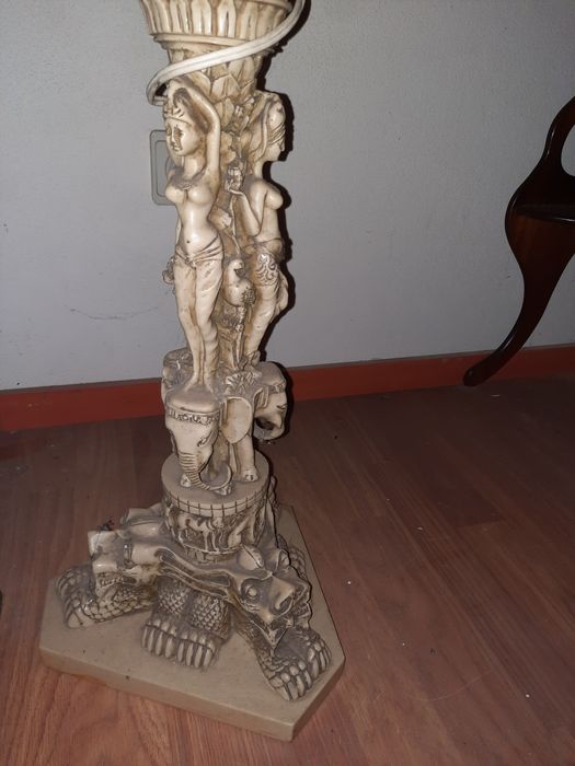 Candeeiro antigo de chão em marmorite
